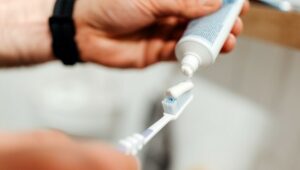 Technique avec deux cure-dents et des élastiques pour presser un tube de dentifrice et en extraire le produit